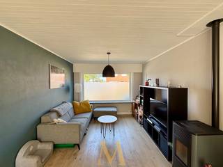 In een rustige straat vlak bij het centrum van Deerlijk, met een vlotte verbinding naar de E17, bevindt zich deze uitzonderlijk ruime woning...