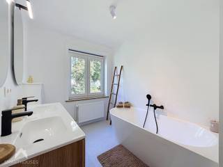 <p>Gerenoveerde halfopen woning, rustig gelegen in een woonwijk ('t Leeuwke) aan de rand van het centrum en op wandelafstand van winkels, diensten en openbaar vervoer en vlotte verbinding naar de E17.</p>
<p>De woning omvat een inkomhal met gastentoilet, een lichtrijke leefruimte met zit- en eethoek en een volledig geïnstalleerde keuken met aansluitende kelder van 18 m², ideaal als berging of provisieruimte. Aansluitend is er een praktische fietsgarage met extra bergruimte en voorzieningen voor wasmachine en droogkast. Via de leefruimte of de fietsgarage bereikt u de mooie, open tuin met terras. Op de verdieping bevinden zich 3 ruime slaapkamers en 2 badkamers. De grootste badkamer beschikt over een bad, dubbel lavabomeubel en toilet, de tweede badkamer over een inloopdouche en lavabomeubel. Vooraan beschikt de woning over een oprit en een mooi aangelegd toegangspad.</p>
<p>Extra troeven:</p>
<ul>
<li>Gunstig EPC, mits plaatsing zonnepanelen label B</li>
<li>Conforme elektriciteit</li>
<li>Regenwaterput van 5.000 liter</li>
<li>Ruime bergzolder</li>
<li>Kelder van 18 m²</li>
<li>Fietsgarage met bergruimte</li>
<li>Mooie open tuin met terras</li>
<li>Rustige ligging nabij alle voorzieningen</li>
<li>Vlotte verbinding naar de E17</li>
<li>Ruime oprit en extra parkeergelegenheid in de straat</li>
<li>Asbestveilig</li>
<li>Centraal ventilatiesysteem</li>
</ul>
<strong>RICHTPRIJS: 385.000 euro </strong><br />
<p>Deze woning is te koop ZONDER makelaar via het concept van Smart Houses! Wenst u verdere inlichtingen of een bezoek? Contacteer rechtstreeks de eigenaar via +32498521542 (telefonisch of whatsapp) of jonas.baert@hotmail.com</p>