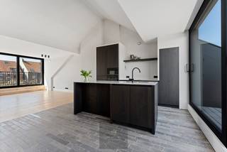 Découvrez cet appartement entièrement rénové, idéalement situé au troisième étage de la Marktstraat à Nieuwpoort-Ville. À seulement 100 mètres de...