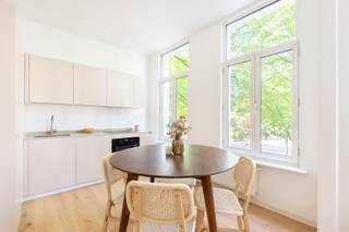 Droom je van een leven in het bruisende hart van Antwerpen, waar de gezelligheid letterlijk voor de deur ligt? Dit recent volledig...