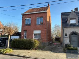 <p>Renovatie of heropbouw van deze woning kan beiden aan 6%BTW!<br /><br />Het verrassend grote perceel zorgt voor mogelijkheden tot houden van dieren, combinatie wonen en werken,...<br /><br />Indeling: inkomhal, leefruimte, keuken, veranda en berging , 3 slaapkamer en vaste trap naar bergzolder met mogelijkheid tot extra slaapkamer. <br />ER ZIJN PLANNEN VOOR VOLLEDIGE HEROPBOUW VAN DE WONING.<br />Voorziene nieuwe indeling: Inkom, leefruimte met zithoek en eetplaats, open keuken, berging, trap, 2 slaapkamers en badkamer en trap naar tweede verdieping. <br /><br />Buiten: voortuin, doorgang naar achtertuin en omheinde achtertuin. <br /><br />Van dit TOTAALRENOVATIE/herbouwproject (6%BTW) met vergunde plannen uw thuis maken? <br /><br />Contacteer Bonne Vastgoed 7 op 7 voor de prijs en meer info via 0468/10.40.40 of info@bonnevastgoed.be</p>