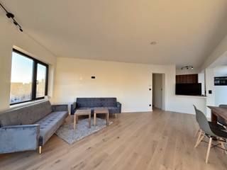 Instapklaar appartement gelegen op centrale doch rustige ligging, op wandelafstand van zee. <br /><br />Het gelijkvloersappartement bestaat uit: inkomhal, toilet, badkamer met inloopdouche, 3 slaapkamers, woonkamer met open keuken en 2 terrassen + tuintje. <br />Er is de mogelijkheid tot aankoop van afgesloten garagebox met parkeerplaats. (ook het bovenliggende appartement op 1<sup>ste</sup> verdiep is te koop)<br /><br />Enkele troeven: parket, CV op gas met vloerverwarming, lichtrijk dankzij grote raampartijen. <br />Gelegen in kleinschalige residentie zonder lift = zeer lage gemeenschappelijke kosten. <br />Rustige ligging op wandelafstand van lokale handelaars, horeca & het strand. <br /><br />(vg,wg,gvv,gvkr,gmo, epc c uc:3320910-RES-1 , P&G score A)
