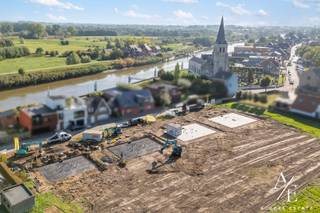 Wonen waar natuur en dorpsleven elkaar ontmoeten. Deze eigendom wordt u te koop aangeboden door Access Estate. Maak vandaag nog uw afspraak via sms of WhatsApp op 0475 92 30 35. In het charmante Scheldedorp geniet u van een unieke woonomgeving waar rust, natuur en gezelligheid centraal staan. Op wandelafstand vindt u lokale horeca, prachtige wandel- en fietsroutes, de uitgestrekte Kalkense Meersen en de authentieke overzetboot over de Schelde. Hier leeft u midden in het groen, met elke dag een vakantiegevoel vlak bij huis. In een rustige straat aan de Schelde worden 8 stijlvolle halfopen nieuwbouwwoningen gerealiseerd, met een open zicht op de achterliggende velden. Een zeldzame combinatie van landelijk wonen, natuurbeleving en een vlotte bereikbaarheid. Op het gelijkvloers bevindt zich een lichtrijke leefruimte met open keuken, een praktische berging en een apart gastentoilet. Dankzij de grote raampartijen vloeien binnen- en buitenleven naadloos in elkaar over, met directe toegang tot de ruime tuin. Op de eerste verdieping vindt u drie volwaardige slaapkamers, een comfortabele badkamer en een afzonderlijk toilet. De ruime zolderverdieping, die volledig kan worden ingericht als extra slaapkamer, thuisbureau, hobbyruimte of speelkamer indien gekozen wordt voor een vaste trap. Deze woningen worden gebouwd met hoogwaardige, duurzame materialen en met veel aandacht voor wooncomfort en energiezuinigheid. Bovendien kiest u de afwerking volledig naar eigen smaak: keuken, badkamer en vloeren worden afgestemd op uw persoonlijke woonstijl. Dankzij performante isolatie, zonnepanelen en moderne technieken behalen de woningen een uitstekend E-peil. Prijzen exclusief kosten. Op de grondwaarde zijn verkooprechten van 12% van toepassing. Op de constructiewaarde en afwerking geldt 21% btw.