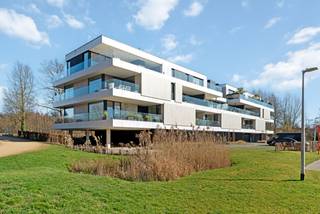 Welkom in dit uitzonderlijk penthouse waar architectuur, ruimte en rust samenkomen in pure harmonie. Gelegen op een prachtige en serene...