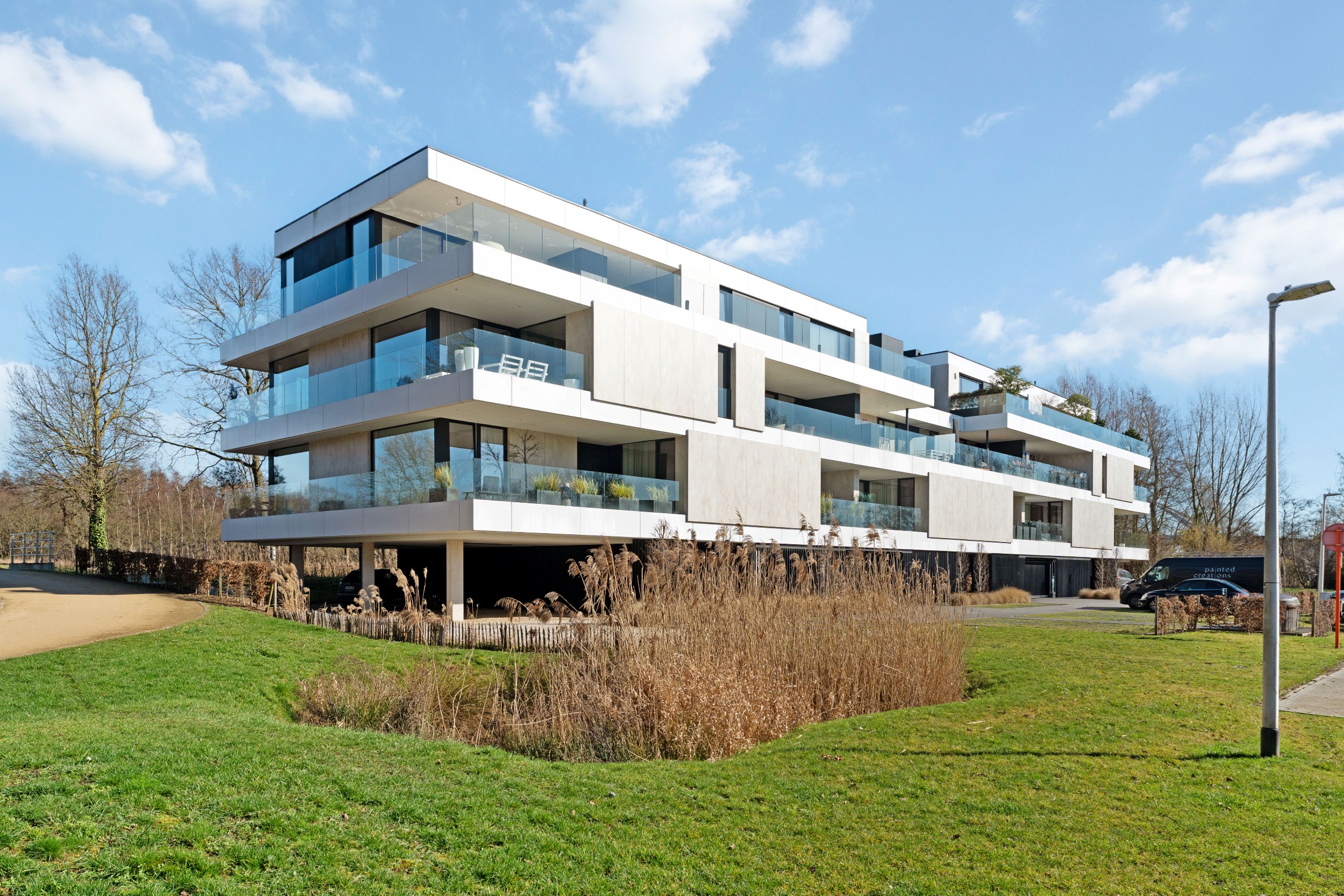 Exclusief wonen op topniveau – Luxe penthouse met panoramisch kanaalzicht te Hasselt. - foto 1