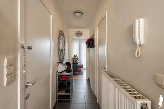 <p><strong>Lichtrijk 1-slaapkamerappartement met ruim terras in het centrum van Kapellen</strong><span></span></p>
<p><strong>Indeling:</strong><br />Het appartement is gelegen op de <strong>eerste verdieping</strong>.<br />- <strong>Inkomhal</strong> met toegang tot de verschillende ruimtes<br />- Aangename en <strong>lichtrijke leefruimte</strong> met grote raampartijen en <strong>open keuken</strong><br />- <strong>Open keuken</strong> praktisch ingericht en rechtstreeks verbonden met de leefruimte<br />- Praktische <strong>berging/wasplaats</strong><br />- Ruime <strong>slaapkamer van ca. 14 m²</strong> met rechtstreekse toegang tot het terras<br />- Badkamer<br />- <strong>Ruim terras van ca. 15 m²</strong>, een heerlijke buitenruimte midden in het <strong>centrum van Kapellen</strong></p>
<p><strong>Algemeen:<br /></strong>- <strong>Lift aanwezig!</strong><br />- <strong>Ruim terras van ca. 15 m²!</strong><br />- <strong>Topligging in het centrum van Kapellen</strong> met <strong>winkels, horeca en openbaar vervoer</strong> op wandelafstand<br />- Het <strong>park van Kapellen</strong> bevindt zich vlakbij en biedt volop ruimte voor wandelen en ontspanning<br />- Ook verschillende <strong>sport- en recreatiefaciliteiten</strong> bevinden zich in de directe omgeving<br />- <strong>Interessant als investering:</strong> het appartement is momenteel verhuurd en beschikbaar mits inachtneming van de huurder<br />- <strong>EPC: 209 kWh/m²</strong></p>