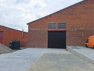 Cet entrepôt d'environ 620 m² est facilement accessible grâce à un espace extérieur pavé d'environ 160 m² en façade. Spécifications :- portail sectionnel automatique- force motrice (3x400V)- sol en polybéton (23 cm d'épaisseur)- toit rénové (isolé)- 2 toilettes- raccordement à l'eau- Éclairage LEDL'entrepôt est situé dans une zone destinée aux petites et moyennes entreprises et aux entrepôts, compatible avec le cadre de vie. Vous recherchez un bien immobilier commercial composé d'un entrepôt à louer à Lendelede ? N'hésitez pas à nous contacter au 051 21 22 23.