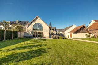 Uw droom van landelijk wonen wordt werkelijkheid met dit exclusief gerestaureerd landhuis met oneindig veel potentieel. Hier komt u thuis in een...