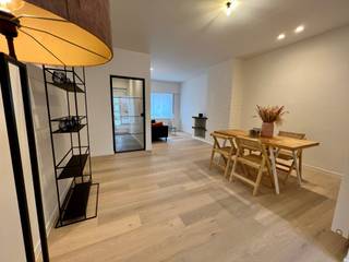 Prachtig, volledig gerenoveerde woning in het hartje centrum van Roeselare. De woning geniet van een goede bereikbaarheid en is gelegen vlakbij diverse handelaren, scholen en openbaar vervoer. <br /><br />De woning is ingedeeld als volgt: inkomhal met aansluitend de ruime leefruimte en lichtrijke keuken. Deze moderne keuken is volledig uitgerust en voorzien van een vaatwasmachine, oven, inductiekookplaat en ingebouwde koelkast. Aansluitend is er ook een badkamer met inloopdouche, toilet, wastafel en verwarmd handdoekenrek. Via het schuifraam in de keuken hebben we toegang tot het overdekt terras, wasplaats en tuin. <br /><br />Op het eerste verdiep vindt u 2 slaapkamers en een extra ruimte die kan dienen als bureau, 4e slaapkamer of multifunctionele kamer. Op de 2de verdieping vinden we de 3e slaapkamer terug. <br /><br />Deze woning geniet van het volgende comfort: parket, nieuwe nutsvoorzieningen, nieuwe centrale verwarming op aardgas, dubbele beglazing PVC, ...<br /><br />Wenst u graag een bezoek? Contacteer ons dan zo snel mogelijk! <br /><br />