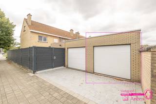 * Te renoveren rijwoning met uitweg via garage<br />* Centrale ligging en op wandel- en fietsafstand van winkels, bakker, slager, bushalte, enz ...<br />* Bouwjaar 1952<br />* Verdiep -1 : droge kelder<br />* Verdiep 0 : inkomhal - living - keuken met uitbouw veranda - bergruimte - badkamer - garage<br />* Verdiep 1 : nachthal - 3 slaapkamers - bergruimte<br />* Verdiep 2 : geïsoleerde zolder bereikbaar via vaste trap (mogelijk om extra slaapkamer bij te maken)<br />* Buiten : voortuin - terras - tuin - koterij<br />* Schrijnwerk is PVC dubbele beglazing sedert 2004<br />* EPC 424 kWh/m²jaar (UC 3952356) (LABEL E) wel renovatieplicht<br />* Vg/Wg/Gvv/Vkr/Gmo<br />* Beschikbaar bij notarële akte