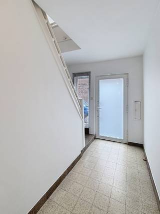 Knusse gesloten bebouwing, bestaande uit : Ruime inkomhal, lichtrijke kleine knusse living (+/- 5,5m x 4,5m), basic ingerichte keuken,...