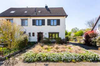 <p><strong>Recent gerenoveerde halfopen bebouwing (2024), bevindt zich in de gegeerde woonwijk “De Kaart” te Brasschaat, een rustige en kindvriendelijke omgeving met een residentieel karakter. De wijk staat bekend om haar aangename woonkwaliteit, verkeersluwe straten en groene omgeving. In de nabije omgeving bevinden zich scholen, lokale handelszaken en verbindingswegen richting Brasschaat centrum en Antwerpen. Bovendien geniet u van diverse fiets- en wandelmogelijkheden in de buurt. <br /><br />Met een bewoonbare oppervlakte van ca. 174m² op een perceel van 717m², combineert de woning comfort met een uitstekende lichtinval en een ruim gevoel. </strong></p>
<p>U betreedt de woning via de ruime INKOMHAL ca. 4,43m x 1,58m die toegang biedt tot een gastentoilet. U loopt door tot de open LEEFRUIMTE ca. 4,26m x 7,36m, die het centrale punt vormt van de woning. Dankzij grote raampartijen geniet u van veel natuurlijk licht en een directe verbinding met de tuin. De tuin is zuidwestgeoriënteerd, waar u heerlijk kan genieten op een zonnige dag.</p>
De ingerichte KEUKEN ca. 6,07m x 2,81m is hoogwaardig afgewerkt met een kookeiland van keramische steen van Brachot, en uitgerust met kwalitatieve AEG-toestellen. De renovatie werd gedaan met oog op kwalitatieve materialen en door de Belgische aannemer, Tilleman totaalprojecten. De keuken van Groep Thys omvat een spoeltafel, vaatwasser, stoomoven, kookplaat met geïntegreerde dampkap en combi-oven. <br />
<p>De eerste verdieping biedt twee ruime SLAAPKAMERS (ca. 15 m² en ca. 14 m²) en een moderne BADKAMER ca. 2,97m x 2,99m met enkele wastafel, inloopdouche en bad om volop te kunnen genieten. Tevens is er een apart gastentoilet voorzien, waar zich ook de aansluiting bevindt voor een wasmachine. <br /><br />De zolderverdieping is toegankelijk via een vaste trap en kan ingericht worden als extra slaapkamer, bureauruimte of hobbykamer, en wordt casco aangeboden. <br /><br />Er is tevens een ruime kelder ca. 21 m².<br /><br /></p>
<p><span><b>Bijzonderheden:<br /></b></span>* Gerenoveerde woning op een ruim en zonnig perceel van ca. 717m²;<br />* Hoogwaardige afwerking en kwalitatieve materialen;<br />* EPC-label: B en 184 kWh/(m² jaar);<br />* De elektricitieit is conform;<b></b><span><br /></span>* Oprit met parkeermogelijkheid voor 3 wagens;<br />* Grote zuidwestgeoriënteerde tuin;<br />* Ruime tuinberging;<br />* Gelegen in een kindvriendelijke en gegeerde buurt;<br />* Stedenbouw in aanvraag;</p>