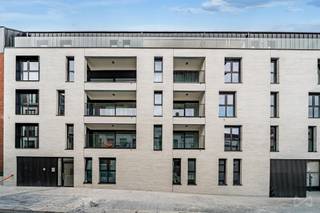 Nieuw luxe appartement ideaal gelegen in het hart van het historische centrum van Doornik, vlakbij de kathedraal. Gelegen in een residentie voltooid in 2026, zal dit appartement met één slaapkamer van 60 m2, nooit bewoond, verleiden door de kwaliteit van de afwerkingen, de hoogwaardige materialen en de exclusieve diensten.<br /><br />Het appartement bestaat uit een inkomhal met apart toilet, een lichte woonkamer die toegang geeft tot een aangenaam terras en een volledig uitgeruste open keuken met oven, kookplaat, afzuigkap, koelkast / vriezer, magnetron en veel berging.<br /><br />De kamer heeft directe toegang tot een elegante doucheruimte met een inloopdouche, een wastafel met opbergmeubilair en nette afwerkingen. Een wasruimte maakt het pand compleet.<br /><br />U zult ook genieten van een eigen kelder en twee fietshaken.<br /><br />De residentie, uitgerust met een lift en een zwembad, biedt een zeldzame leefomgeving die comfort, moderniteit en staan in het hart van de stad combineert.<br /><br />Het appartement profiteert van hoogwaardige technische diensten: dubbel glas aluminium frame, centrale gas vloerverwarming, zonnepanelen en uitstekende PEB A zorgen voor optimaal comfort en een laag energieverbruik.<br /><br />Mogelijkheid om tegen een toeslag een beveiligde parkeerplaats te verwerven.<br /><br />Verkoop onder btw-regeling.