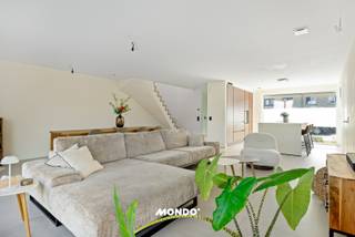 Bent u op zoek naar een instapklare, energiezuinige gezinswoning waar comfort, ruimte en een rustige ligging hand in hand gaan? <br />Dan is deze recente nieuwbouwwoning (2024), gelegen in een rustige en kindvriendelijke woonwijk in Tisselt, precies wat u zoekt.<br /><br />De woning bevindt zich in de doodlopende straat Oude Molen, een aangename omgeving met voornamelijk lokaal verkeer. Hier geniet u dagelijks van rust en privacy, terwijl scholen, winkels, openbaar vervoer en de verbindingswegen naar Mechelen, Willebroek, Antwerpen en Brussel zich op korte afstand bevinden.<br /><br />Daarnaast profiteert u van alle voordelen die een recente nieuwbouwwoning te bieden heeft. Dankzij de uitstekende isolatie, de warmtepomp, zonnepanelen en airconditioning woont u niet alleen uiterst comfortabel, maar geniet u ook van een bijzonder laag energieverbruik en een lagere energiefactuur. Bovendien voldoet de woning aan de hedendaagse normen, waardoor u jarenlang zorgeloos kunt wonen zonder renovatieverplichtingen.<br /><br />Indeling<br />Bij het betreden van de woning komt u terecht in de inkomhal met gastentoilet. Van hieruit bereikt u de lichtrijke leefruimte met een gezellige zithoek en ruime eetplaats. <br />De moderne, volledig uitgeruste keuken is voorzien van alle hedendaagse toestellen en vormt samen met de leefruimte het hart van de woning.<br />De garage is momenteel praktisch ingericht als berging en wasplaats, wat zorgt voor extra opbergruimte en gebruiksgemak.<br />Via het grote schuifraam heeft u rechtstreeks toegang tot het ruime terras en de onderhoudsvriendelijke, zonnige tuin. Achteraan bevindt zich een tuinhuis dat ideaal is voor het opbergen van fietsen, tuinmateriaal of andere spullen.<br /><br />Op de eerste verdieping bevinden zich de nachthal, drie slaapkamers, een apart toilet en een stijlvolle badkamer uitgerust met een dubbele lavabo, een inloopdouche en een ligbad.<br /><br />Interesse in deze moderne en energiezuinige gezinswoning? Neem vandaag nog contact met ons op voor meer informatie of een bezoek ter plaatse.<br />Gino Haeck<br />gino@mondovastgoed.be<br />0491/10.27.33