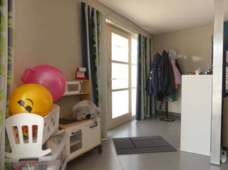 <p><span>Au cœur du village de Beerst, commune de Dixmude, vous trouverez ce spacieux appartement de plain-pied avec garage.</span></p><p><span> </span></p><p><span>L'agencement de l'appartement est le suivant : un grand salon lumineux divisé en coin salon et coin repas, une cuisine partiellement équipée, une salle de bains, deux chambres et des toilettes séparées.</span></p><p><span>Enfin, l'appartement dispose également d'un garage spacieux avec branchement pour lave-linge et sèche-linge.</span></p><p><span>Il n'y a pas de frais de copropriété à payer.</span></p><p><span> </span></p><p><span>L'appartement est situé à l'angle de la route Beerst – Vladslo et de la route d'accès Diksmuide-Torhout. Les transports en commun, l'école du village et les commerces de proximité sont accessibles à pied.</span></p><p><span> </span></p><p><span>Ce magnifique appartement vous intéresse ? N’hésitez pas à nous contacter rapidement pour organiser votre visite.</span></p><p><span> </span></p>
