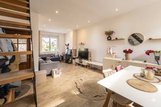 Serafien Van Cauwenbergelaan 13

Bent u op zoek naar een instapklare woning waar comfort en ligging samenkomen? Deze gerenoveerde woning is precies wat u zoekt!
De ligging is een absolute troef: rustig gelegen, maar toch vlakbij winkels, scholen, openbaar vervoer en belangrijke invalswegen. Op 15 minuten fietsen van Gent Centrum.

Met een bewoonbare oppervlakte van 112 m² biedt deze woning een aangename en praktische indeling. De lichtrijke leefruimte sluit naadloos aan op de volledig uitgeruste keuken met gasfornuis. Aansluitend vindt u een apart toilet, een kleine berging en toegang tot het gezellig zuidgericht terras.

De woning beschikt over drie slaapkamers. Op de eerste verdieping bevindt zich een eerste ruime slaapkamer en een grote badkamer uitgerust met een comfortabel ligbad. Zowel op het gelijkvloers als in de badkamer is er een toilet aanwezig. Op de tweede verdieping bevinden zich nog twee slaapkamers, elk voorzien van een dakraam. 

Dankzij de geïsoleerde gevels, hoogrendementsbeglazing, een geïsoleerde vloer en een efficiënte centrale verwarming geniet u van een gunstig EPC B-label. Dit vertaalt zich in een energiezuinige woning en lagere maandelijkse energiekosten.

De ideale woning voor wie op zoek is naar een zorgeloze verhuis naar een energiezuinige, instapklare woning.

Mis deze charmante woning niet! Contacteer ons voor een bezoek of meer info.

092678575
tbaete@trevi.be

