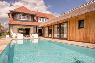 Exclusieve villa met zwembad en poolhouse in Knokke<br />Deze prachtige villa is afgewerkt tot in de kleinste details met hoogwaardige materialen en beschikt over een schitterend zwembad, poolhouse én zonnepanelen. Gelegen in een rustige, elegante villawijk en toch op korte afstand van het centrum van Knokke.<br />De villa bevindt zich op een perceel van 937 m² en biedt een bewoonbare oppervlakte van 350 m².<br />Indeling: inkomhal met vestiaire, berging en gastentoilet. Gezellige woonkamer met open haard en zithoek, eetruimte met open keuken voorzien van alle moderne toestellen, aansluitende berging en wasplaats. Daarnaast een bureel en een ruime slaapkamer/speelkamer op het gelijkvloers.<br />Op de verdieping bevinden zich vier royale slaapkamers, drie luxueus afgewerkte badkamers en een dressing. De zolder biedt extra bergruimte.<br />Buiten geniet u van een overdekt terras, een grote zuidgerichte tuin met prachtig zwembad en een poolhouse dat volledig is ingericht als studio met aparte slaapkamer. Garage voor één wagen en meerdere buitenstaanplaatsen.<br />Een uitzonderlijk aanbod!<br />Voor meer informatie of een bezoek ter plaatse, gelieve contact op te nemen met Tine Vandenberghe:<br />📞 0497 53 45 29 | ✉️ info@Tine.immo<br />De video kan u hieronder bekijken: virtueel bezoek