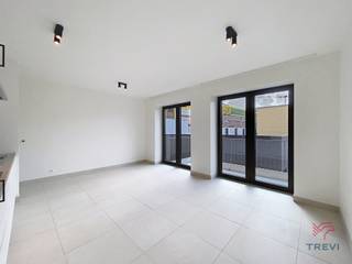 <p>Gelegen in het hart van het nieuwe residentiële project Mench in Schaarbeek, zal deze nieuwe studio van ongeveer 50 m² u bekoren door zijn perfecte balans tussen comfort en een rustgevende leefomgeving. Ontwikkeld rond een ruime aangelegde binnentuin, biedt het project een kalme en groene omgeving, terwijl het tegelijk geniet van een uitstekende bereikbaarheid, in de onmiddellijke nabijheid van openbaar vervoer, winkels en grote verkeersassen.</p>
<p>De studio beschikt over een geoptimaliseerde en lichte leefruimte, ontworpen om elke vierkante meter maximaal te benutten. De hoofdruimte geeft uit op een volledig uitgeruste keuken, ideaal voor een praktisch en aangenaam dagelijks leven. U geniet bovendien van een privatieve buitenruimte, een echte verlenging van uw leefruimte.</p>
<p>De technische voorzieningen voldoen aan de huidige normen: uitstekende energieprestatie met een EPC A, warmtepomp, zonnepanelen, ventilatiesysteem met dubbele flux, vloerverwarming, kwaliteitsvolle materialen en verzorgde afwerkingen. Lage provisies. Onmiddellijk beschikbaar. Mogelijkheid om een parkeerplaats te huren tegen meerprijs (met of zonder laadpaal). Oppervlaktes ter indicatie opgegeven.<br /><br /><u>Indeling</u><em> :</em><br />Inkomhal<br />Doucheruimte met toilet<br />Woonkamer + volledig uitgeruste Amerikaanse keuken<br />Wasruimte</p>