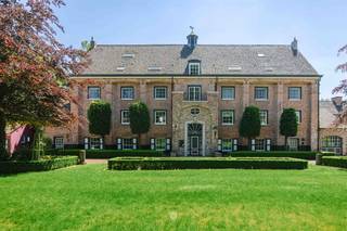 <p><span>Wetteren -</span><span> Karaktervol duplexappartement met garagebox</span></p><p><span> </span></p><p><span>In Residentie Orangerie, een karaktervolle residentie gelegen in een groene villawijk te Wetteren, bevindt zich dit stijlvolle duplexappartement op de derde verdieping. </span></p><p><span> </span></p><p><span>De residentie onderscheidt zich door haar statige architectuur, verzorgde uitstraling en uitzonderlijk rustige ligging. </span></p><p><span>Dankzij de zijligging binnen het gebouw geniet u van veel natuurlijke lichtinval doorheen de verschillende leefruimtes.</span></p><p><span> </span></p><p><span>Residentie Orangerie bevindt zich in een groene parkomgeving. De gemeenschappelijke tuin met vijver vormt een bijzonder aangename plek om tot rust te komen en draagt bij aan het unieke woonkarakter van deze residentie. </span></p><p><span> </span></p><p><span>Enkele troeven: </span></p><ul><li><span>Instapklaar duplexappartement met 3 slaapkamers</span></li><li><span>Energiezuinig (EPC B)</span></li><li><span>Zuidgericht terras waar u in alle privacy van de zon geniet</span></li><li><span>Gelegen in een groene parkomgeving met gemeenschappelijke tuin en vijver</span></li><li><span>Lift aanwezig</span></li><li><span>Garagebox inbegrepen</span></li></ul><p><span> </span></p><p><span>Indeling: </span></p><p><span>Inkomhal met gastentoilet, leef- en eetruimte met toegang tot het zuidgericht terras, geïnstalleerde keuken met berging, slaapkamer en badkamer met dubbel lavabomeubel, ligbad en toilet. </span></p><p><span>De duplexverdieping omvat een ruime nachthal, twee slaapkamers, waarvan één met ensuite badkamer met douche, lavabo en aansluiting voor wasmachine. </span></p><p><span> </span></p><p><span>Inclusief garagebox. </span></p><p><span> </span></p><p><span>Belangrijk: </span></p><p><span>Richtprijs: 298.000 EUR</span></p><p><span>EPC: B</span></p><p><span> </span></p><p><span>Contacteer Axel Lenaerts Makelaars voor meer informatie of een bezoek: destelbergen@axellenaerts.be of 09/219.08.77</span></p>