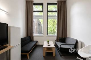 <p><span>Op een boogscheut van het Stadspark en het historische stadscentrum bevindt zich deze verzorgde studio. Dankzij de ligging op wandelafstand van de Franklin Rooseveltplaats en het Centraal Station geniet je hier van een uitstekende bereikbaarheid met trein, tram en bus. Ook verschillende velo-stations bevinden zich in de directe omgeving. </span></p><p><span>De studio maakt deel uit van Campus Opera, een verzorgd gebouw uit 2014. Privatief beschik je over een lichtrijke woon- en slaapruimte met bureau, kleerkast en een eigen badkamer met douche, lavabo en toilet. Daarnaast kunnen bewoners gebruikmaken van tal van gemeenschappelijke faciliteiten, waaronder een volledig uitgeruste keuken, studeerruimte, bar, lounge, groen terras, wasplaats en fietsenstalling.</span></p><p><span>Deze studio vormt een uitstekende investeringsopportuniteit dankzij de gewaarborgde huurinkomsten tot en met het jaar 2033-2034. Voor het huidige jaar bedraagt de huuropbrengst €740 per maand, goed voor een rendement van 5,25%. Bovendien wordt deze opbrengst jaarlijks geïndexeerd.</span></p><p><span>Een bijkomende troef is het volledig zorgeloze beheer. Een professionele beheerder staat in voor de verhuur van de studio, waardoor je als eigenaar zelf niets hoeft te ondernemen. De afspraken hierover zijn vastgelegd in de basisakte en worden automatisch overgenomen door een nieuwe eigenaar. De studio wordt hoofdzakelijk voor kortetermijnverhuur aangeboden, onder meer via Booking, terwijl jij ongeacht de bezettingsgraad steeds geniet van een gewaarborgde huurinkomst.</span></p><p><span>Ben je op zoek naar een zorgeloze investering met een aantrekkelijk, gewaarborgd rendement op een toplocatie in Antwerpen? Mis deze kans niet! Bewoonbare opp. 29 m² – ref.: bruto vloeropp. Voor meer info of een gratis schatting surf naar </span><span><span>www.hansimmo.be</span></span></p><p><span> </span></p>