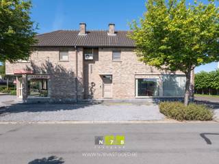 <strong>GELIJKVLOERSE HANDELSRUIMTE (140M²) TE NEEROETEREN.</strong><br /><br /><strong>TROEVEN</strong><br />- Handelsruimte van 140m² dat voor veel doeleinden gebruikt kan worden (kiné, praktijk, kantoor, ...) <br />- Ondergrondse autostaanplaats.<br />- Parkeergelegenheid aan de voorzijde.<br />- Gelegen op een hoekperceel, sterke visibiliteit<br /><br /><strong>TOONZAAL (140m²)</strong>: open ruimte voorzien van een apart bureau en toilet, laminaat, novilon, tapijt.<br /><br /><strong>EXTRA</strong><br />De naastgelegen woning is eveneens te koop en kan in 1 koop mee worden aangekocht. Zie advertentie voor de totaliteit: https://www.groepn.be/gebouw-voor-gemengd-gebruik-te-koop-in-maaseik/6959557.<br /><br />Bekijkt u deze advertentie via een aanverwante vastgoedsite, surf dan zeker naar onze website www.N78vastgoed.be voor een uitgebreide beschrijving en foto's. Meer info: +32 (0)89 86 18 88 of info@N78vastgoed.be.