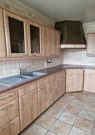 <p><span><span><u>Charmant appartement met 2 terrassen op de 5de verdieping.</u></span></span></p><p><span><span>Het appartement is gelegen op de hoogste verdieping van een appartementsgebouw, in een rustige residentiële wijk van Edegem, vlakbij het park Romeinse Put. Op wandelafstand van bushalte en winkels. </span></span></p><p><span><span>De indeling:</span></span></p><p><span><span>Een ruime woonkamer met veel lichtinval en uitzicht op het mooie parkje aan de voorzijde. De woonkamer beschikt over een sfeervolle schouw met inbouwkachel. De houten vloeren geven het interieur charme en warmte. Aanpalend aan de woonkamer bevindt zich de ingerichte keuken met toegang tot een klein terras. Aan de achterzijde bevinden zich de twee slaapkamers, waarvan één met toegang tot het terras over de volledig breedte van het appartement. Badkamer met lavabomeubel en moderne inloopdouche. Aparte wc.</span></span><br /><span><span>Privatieve kelder in het gebouw. Verder is er ook een gemeenschappelijke fietsenberging voorzien op de ondergrondse verdieping. </span></span><br /><span><span>Elektriciteit is conform. Asbest veilig.</span></span></p><p><span><span>Dit appartement combineert comfort en karakter. Perfect voor wie op zoek is naar een gezellige woonomgeving met voldoende ruimte.</span></span></p><p><span><span><strong><u>Pluspunten</u>:</strong></span></span></p><ul><li><p><span><span>Uitstekende ligging met mooi uitzicht</span></span></p></li><li><p><span><span>Gunstig EPC</span></span></p></li><li><p><span><span>Instapklaar</span></span></p></li></ul><p><span><span>Opgenomen in het maatregelen register: neen.</span></span></p>