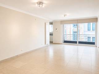 Dit ruime en uitstekend onderhouden appartement, gebouwd in 2004, bevindt zich op de tweede verdieping en biedt een oppervlakte van 119 m² (BVO).<br />Via de inkomhal bereikt u de lichtrijke leefruimte met zitgedeelte. De deels geïntegreerde keuken is volledig uitgerust en sluit aan op een praktische berging met aansluitingen voor een wasmachine en droogkast.<br />Verder beschikt het appartement over twee volwaardige slaapkamers en een ruime badkamer met een douche.<br />Een extra troef zijn de twee terrassen, waaronder een zonnig, zuidgericht terras van 13,6 m² waar u in alle rust kunt genieten.<br />Daarnaast beschikt het appartement over een privatieve kelderberging en een ondergrondse parkeerplaats.<br />Dankzij de rustige en centrale ligging woont u op wandelafstand van de Markt, De Ham en alle dagelijkse voorzieningen. Bovendien geniet u van de groene omgeving van de Vlaamse Ardennen en de Schelde, terwijl u tegelijk alle troeven van de stad binnen handbereik hebt. Interesse of wenst u meer informatie of een plaatsbezoek? Contacteer Vastgoed Lietaer via 055 500 007. Prijs excl. maandelijkse lasten van €50. Enkel een schriftelijk aanvaard bod door de verhuurders resulteert in een verhuur of enige verbintenis.