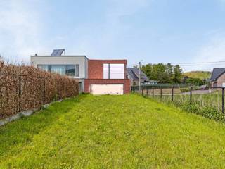 Grondig te renoveren of af te breken woning op een perceel van ruim 23,5 are. Uiterst rustig gelegen met zonnige oriëntatie en zicht op...