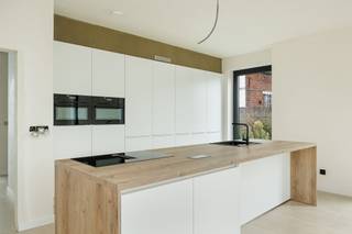 <p><span>In een zone 30, vlakbij het centrum van Hofstade, ligt deze halfopen nieuwbouwwoning met plat dak. Voor en naast de woning kan u een drietal voertuigen kwijt. Er is al een wachtkabel voor een laadpunt aanwezig. Zwarte pvc-ramen contrasteren hier mooi bij de lichte gevelsteen. Dat thema komt terug bij de witte afgewerkte binnendeuren met zwarte klinken. Het energiepeil wordt behaald door integratie van dikke isolatielagen, warmtepomp, algemene vloerverwarming, 5 zonnepanelen (hybride omvormer) en ventilatiesysteem D. De ruime inkom oogt weelderig, dankzij de granieten trapbekleding, grijze vloertegels en een glazen deur naar de living. De leefruimte met open keuken beschikt over een groot schuifraam dat uitgeeft op het betegelde terras en de tuin met groen uitzicht. In de keuken wordt de aandacht getrokken door een groot eiland (zitplaatsen) en volgende apparaten: kookplaat met centrale geïntegreerde afzuiging, koelkast, diepvriezer, oven en combi-/microgolfoven. Let op de verborgen dubbele deur naar de aanpalende berging met uitgietbak. Op de verdieping is nog een bijkomende technische/wasruimte beschikbaar met aansluitingen voor wasmachine en droogkast. In de badkamer is er genoeg plaats voor een acrylbad, een inloopdouche met glazen wand, een dubbel meubel en een hangtoilet. In alle 3 de ruime kamers met waterbestendig laminaat en grote ramen, kan een dubbel bed worden geplaatst. De master bedroom achteraan beschikt over een aanpalende dressingruimte.</span></p>