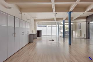 Bienvenue à Hamme !<br /><br />Ce local commercial idéalement situé à Hamme représente une opportunité unique pour les entrepreneurs à la recherche d’un emplacement visible et facilement accessible. Le bien dispose d’une grande vitrine offrant une excellente luminosité et un espace parfait pour la publicité. Grâce à son emplacement central dans le centre commercial de Hamme, la visibilité et le potentiel client sont très élevés.<br /><br />L’intérieur du local est flexible et peut être facilement adapté à différents types d’activités commerciales. L’espace ouvert offre suffisamment de place pour un magasin, un bureau ou une salle d’exposition. De plus, des aménagements pratiques tels qu’un espace de stockage séparé et des sanitaires sont présents.<br /><br />Les environs directs sont animés, avec de nombreuses places de parking et une bonne accessibilité aux transports en commun.<br /><br />Informations supplémentaires :<br /><br />PEB B  <br />Chauffage central au gaz naturel<br /><br />Intéressé ? Contactez notre bureau via info@hiro.be ou au 03 230 00 14 !