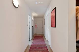 Dit instapklare appartement, volledig gerenoveerd in 2015, is uitstekend gelegen nabij de E314/E40, de Vaartkom, het Park Abdij van Keizersberg en verschillende van winkels. Bovendien bereik je het centrum van Leuven eenvoudig te voet of met de fiets, waardoor je hier geniet van een ideale combinatie van wooncomfort en bereikbaarheid.<br /><br />Het appartement bevindt zich op de eerste verdieping van residentie "De Pomp" en beschikt over een ruime L-vormige leefruimte, een volledig geïnstalleerde keuken met gezellige eetplaats. Vanuit de keuken heb je rechtstreeks toegang tot het zonnige terras van ca. 25 m², een heerlijke plek om in alle rust van het buitenleven te genieten.<br /><br />Verder omvat het appartement twee ruime slaapkamers, een grote kelderberging en maar liefst drie privatieve garageboxen achter het gebouw, een bijzonder zeldzame meerwaarde op deze locatie.<br /><br />Tijdens de renovatie in 2015 werden onder meer de ramen, vloeren, keuken, badkamer, binnendeuren, elektrische installatie (conform), schilderwerken en het terras (EPDM en tegels) volledig vernieuwd, waardoor het appartement vandaag volledig instapklaar is.<br /><br />Bent u op zoek naar een ruim en instapklaar appartement nabij Leuven en dit met een uitzonderlijk aanbod aan parkeermogelijkheden? Dan is deze eigendom zeker een bezoek waard. Voor meer informatie of een bezoek kan u contact opnemen met Jan Schrijvers via 0495 18 95 81 of janschrijvers@immojanstas.be.<br /><br />Bijkomende info (EPC, bodemattest, vastgoedinformatie, enz...) kan U hier downloaden ↓