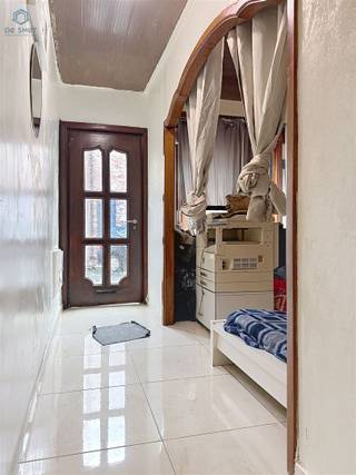 <p><span>Charming house with the possibility of 4 bedrooms, terrace and garden.</span></p><p><span>The house is divided as follows: entrance hall, dining area and cozy living space, kitchen, hallway, bathroom, utility room and veranda with a view of the garden. The house also has a basement.</span></p><p><span>On the first floor there are 2 bedrooms and a fixed staircase to the attic, which offers the possibility to set up 2 extra bedrooms.</span></p><p><span>Advantages: EPC label D, so no renovation obligation. Central heating on gas.</span></p><p><span>Would you like to visit this property? Respond to this ad and we will personally call you to schedule an appointment.</span></p>