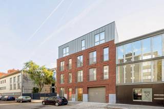 <p>ENKEL BEZOEKEN MOGELIJK DOOR ONDERSTAANDE LINK VOLLEDIG EN CORRECT IN TE VULLEN:<br />https://mijnhuurprofiel.be/property/4a3261da-3e8b-430c-8543-a9e1b6064aff/login<strong><br /><br />Modern en lichtrijk nieuwbouwappartement met 2 slaapkamers</strong><br /><br />In een recent gebouw aan de Willem Lepelstraat 20 bus 2.2 bevindt zich dit ruim en stijlvol afgewerkt appartement op de derde verdieping.<br /><br />Het appartement ligt rechts van de lift en biedt veel lichtinval en moderne afwerking. De lichtrijke living met open keuken vormt het hart van de woning. Dankzij de vloerverwarming en de kwalitatieve materialen geniet je hier van optimaal wooncomfort.<br /><br />De twee slaapkamers bevinden zich aan de voorkant van de hall in het appartement. De badkamer is uitgerust met een dubbele lavabo en inloopdouche, en er is een afzonderlijk toilet aanwezig. Daarnaast is er een grote berging voorzien. Ideaal voor extra opbergruimte.<br /><br />Verder biedt het gebouw:<br /><br />- Gemeenschappelijke fietsenberging<br /><br />- Afzonderlijke privéberging per appartement<br /><br />- Individuele meters<br /><br />- Gemeenschappelijke kost: €90/maand<br /><br />Een modern, energiezuinig en licht appartement met twee slaapkamers en mooie afwerking, gelegen in een rustige en goed bereikbare buurt — ideaal voor wie comfortabel en eigentijds wil wonen.</p>
<p><span>Voor meer info of een bezoek ter plaatse kan u vrijblijvend contact opnemen met Xander via xander@reds.be.</span></p>