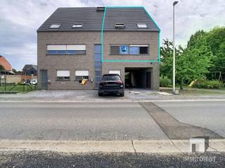 <p><span>Duplex appartement met 3 slaapkamers te koop!</span></p><p><span> </span></p><p><span>Ligging:</span><span> Op wandelafstand van de markt van Halen bevindt zich dit ruime duplex appartement. De bouw werd opgetrokken met de nodige aandacht voor energiezuinigheid. Hierdoor is er een gunstig EPC B. Door de privatieve staanplaats vooraan vormt parkeren geen probleem. Tegenover het appartement is er ook en Spar dus een verre verplaatsing voor boodschappen is niet nodig.<br /><br /></span></p><p><span>Beschrijving:</span><span> We betreden het pand via de gemeenschappelijke inkomhal, waar zich meteen een apart gastentoilet bevindt, evenals de toegang tot het appartement. Het appartement beschikt over een lichtrijke leefruimte met open keuken, die rechtstreeks aansluit op een ruim terras. Dit zorgt voor een aangename woonbeleving met veel natuurlijk licht en een vlotte verbinding tussen binnen- en buitenruimte.</span></p><p><span>Via de trap bereiken we de tweede verdieping. De nachthal geeft toegang tot drie slaapkamers en een apart toilet. De badkamer is uitgerust met een douche, ligbad en enkele lavabo. Daarnaast zijn hier ook de aansluitingen voor wasmachine en droogkast voorzien.</span></p><p><span>Het appartement is momenteel verhuurd aan </span><span>€950 per maand</span><span> en wordt correct onderhouden door de huidige huurders. Hierdoor vormt dit pand ook een interessante opportuniteit voor investeerders die op zoek zijn naar een verhuurd en verzorgd eigendom.</span></p><p><span> </span></p><p><span>Troeven: </span></p><ul><li><span>Centrale ligging in Halen </span></li><li><span>Gunstig EPC B-label!</span></li><li><span>Ruim gevoel het appartement heeft een bewoonbare oppervlakte van 130m².</span></li><li><span>Private staanplaats vooraan.</span></li><li><span>De gevels van het gebouw worden nog gevoegd tegen aktedatum </span></li></ul><p><span>Bron bewoonbare oppervlakte: EPC-attest.</span></p><p><span>Kom zeker een kijkje nemen en ontdek zelf wat deze woning te bieden heeft.<br />Bel Immo Diest: 013 31 25 22</span></p><p><span>of bel mij op</span><span> 0498 52 64 52 (jan.vanonckelen@immodiest.be )</span><span>, dan geej ik je een persoonlijke rondleiding</span></p>