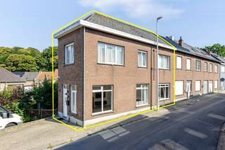 <p><span>Afspraak BEZOEKDAG TELEFONISCH via Jari Wante op 0470/21.14.82<br /><br /></span></p><p><span>Ontdek deze moderne, energiezuinige woning die onlangs volledig gerenoveerd werd. Ze is gunstig gelegen in de directe nabijheid van alle nodige voorzieningen zoals scholen, winkels en het openbaar vervoer. Bovendien geniet u van een vlotte verbinding naar de belangrijkste invalswegen.</span></p><p><span> </span></p><p><span>De indeling is als volgt: een inkomhal en een ruime, lichtrijke leefruimte, gevolgd door de moderne keuken die voorzien is van alle comfort. Verder vinden we op het gelijkvloers de badkamer met een badkamermeubel, douche en toilet. Op de eerste verdieping bevinden zich drie slaapkamers en een berging voor een wasmachine en droogkast. Deze woning beschikt tevens over een ruime zolder en is volledig onderkelderd. Via de koer buiten heeft u bovendien toegang tot een tweede toilet.</span></p><p><span> </span></p><p><span>EPC: 273 kWh/ (m² jaar) – Label C<br />Keuring elektriciteit conform <br />Hoogrendementsglas met PVC<br />Cv op gas</span></p><p><span>S.i. in aanvraag</span></p><p><span> </span></p><p><span>Alle documenten zijn raadpleegbaar op de website www.immo-zone.be</span></p><p><span> </span></p>