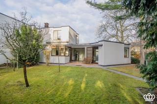 Centraal gelegen half open bebouwing met o.a. ruime leefruimte, ingerichte keuken, berging, inpandige garage, 3 slaapkamers en een ingerichte...