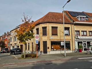 Zeer ruime hoekwoning met grote garage/werkplaats ! Op het gelijkvloers ontvangstruimte (vroegere winkelruimte) met achterliggend grote living...