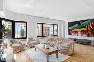 Dit ruime en instapklare duplex-appartement met een bewoonbare oppervlakte van ca. 170 m² combineert een royale indeling, een overvloed aan natuurlijk licht en een uitstekende ligging in het hart van 's-Gravenwezel. Dankzij de centrale locatie, op wandelafstand van winkels, horecazaken, scholen en openbaar vervoer, geniet u dagelijks van alle comfort en voorzieningen binnen handbereik.<br /><br /><strong>Indeling: </strong>Het appartement beschikt over een private inkomhal, die zorgt voor extra privacy en een aangename ontvangst. Via de trap bereikt u de eerste verdieping, waar de hal met ingemaakte vestiairekast en gastentoilet toegang geeft tot de leefruimtes. Vooraan bevindt zich de ruime woon- en eetkamer, waar de vele raampartijen en de halfopen ligging zorgen voor een uitzonderlijke lichtinval en een aangenaam ruimtegevoel. Aansluitend bevindt zich de volledig geïnstalleerde leefkeuken, die naadloos overgaat in een praktische berging met aansluitingen voor een wasmachine en droogkast, evenals extra opbergruimte. Een absolute meerwaarde vormt het zonnige terras van 37 m², waar u in alle rust kunt genieten of gezellig familie en vrienden kunt ontvangen. Verder bevindt zich op deze verdieping een volwaardige slaapkamer met een ensuite badkamer, waardoor het appartement zich uitstekend leent voor gezinnen of wie graag over een aparte gastenverdieping beschikt.<br /><br />De tweede verdieping omvat nog drie ruime slaapkamers, allen voorzien van een aangename lichtinval, evenals een tweede badkamer uitgerust met een ligbad met douchefunctie, een dubbel lavabomeubel en een afzonderlijk toilet.<br /><br />Tot slot onderscheidt dit energiezuinige duplex-appartement zich door zijn royale bewoonbare oppervlakte, vier volwaardige slaapkamers, uitstekende lichtinval en kwalitatieve afwerking. Daarnaast geniet u van een conforme elektrische installatie, voldoende parkeergelegenheid, een ruim zonneterras en het bijkomende voordeel dat er geen gemeenschappelijke kosten zijn.<br /><br /><strong>Bijzonderheden: </strong>EPC: B - ca. 170 m² bewoonbare oppervlakte - Zonnig terras van ca. 37 m² - 4 volwaardige slaapkamers en 2 badkamers - Private inkomhal en geen gemeenschappelijke kosten - Centraal gelegen in hartje 's-Gravenwezel