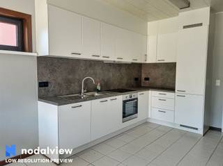 Rustig gelegen open bebouwing op een perceel van 920 m². Indeling: inkom, apart toilet, zonnige living, bureau, ingerichte keuken met aansluitend...