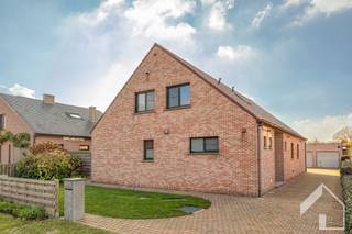 Dit prachtig, comfortabel landhuis met zwembad + dubbele garage ligt op een perceel van 1790m2, nabij het centrum van Broechem. We betreden  ...