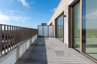 <p>Het appartement is gelegen aan de Dascottelei in Deurne, met een supermarkt in het gebouw en openbaar vervoer voor de deur. Een uiterst praktische en centrale ligging. Het appartement beschikt over een lichtrijke leefruimte met een open, volledig uitgeruste keuken die alle comfort biedt. Via de hal bereik je twee slaapkamers, een bureauruimte tussenin, een handige berging en een badkamer met inloopdouche. Daarnaast is er een ruim en zonnig terras en is er in de ondergrondse garage nog een privatieve autostaanplaats inbegrepen in de huurprijs. De gemeenschappelijke kosten bedragen €80,00 per maand.</p>