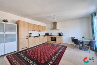 Ruim 3-slaapkamerappartement met groot terras, garagebox en polyvalente handelsruimte<br /><br />Bent u op zoek naar een ruim appartement met drie slaapkamers, een uitzonderlijk groot terras en een garagebox, gecombineerd met extra mogelijkheden op het gelijkvloers? Dan is dit veelzijdige pand in Grote-Heide zeker het ontdekken waard.<br /><br />Op de verdieping bevindt zich een comfortabel en praktisch ingedeeld 3-slaapkamerappartement met een ruime leefruimte, open keuken en veel bergruimte. Het grote terras vormt een absolute troef en biedt volop plaats om in alle rust van het buitenleven te genieten.<br /><br />Het pand ligt in het gehucht Grote-Heide, op slechts enkele kilometers van de Nederlandse grens. Het gebouw werd in 2017 volledig opgefrist.<br /><br />Indeling appartement:<br /><br />- Aparte inkomhal<br />- Ruime leefruimte met open keuken<br />- 3 volwaardige slaapkamers<br />- Badkamer met douche, toilet en lavabo<br />- Apart toilet<br />- 2 bergingen<br />- Nachthal<br />- Zeer ruim terras<br /><br />Gelijkvloers: polyvalente handelsruimte<br /><br />Op het gelijkvloers bevindt zich een ruime handelsruimte die momenteel ingericht is als café. Dankzij de veelzijdige indeling zijn hier echter tal van andere invullingen mogelijk, zoals een kapsalon, schoonheidssalon, kantoorruimte, restaurant of andere zelfstandige activiteit.<br /><br />De handelsruimte omvat:<br /><br />- Ruime café-/handelsruimte met prachtige houten toog, tapinstallatie en koelkasten<br />- Bijkeuken met ruimte voor een koelcel<br />- Veranda<br />- Dames- en herentoiletten<br />- Vergaderzaal<br />- Kelder<br />- Trappenhal naar het appartement<br /><br />Buiten<br />- Afsluitbare garagebox met kantelpoort<br /><br />Dit pand is bijzonder interessant voor wie ruim wil wonen en tegelijk graag extra ruimte of mogelijkheden op het gelijkvloers heeft. Ideaal voor een zelfstandige activiteit aan huis, maar evenzeer interessant voor wie de handelsruimte een andere bestemming of invulling wil geven.<br /><br />Interesse in dit ruime appartement met zijn vele extra troeven? Neem gerust contact met ons op voor meer informatie of een bezichtiging. Wij helpen u graag verder.