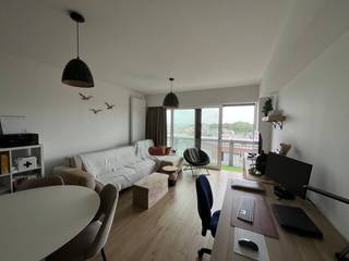 Dit gemeubeld en recentelijk vernieuwd appartement met één slaapkamer biedt een comfortabele en praktische woonomgeving. De lichtrijke woonkamer geniet van veel natuurlijke lichtinval dankzij de grote ramen en geeft rechtstreeks toegang tot het terras. Verder beschikt het appartement over één ruime slaapkamer en een badkamer met ligbad met douchemogelijkheden, lavabo, toilet en aansluiting voor een wasmachine. Het appartement is beschikbaar vanaf 01/01/2027 en maximum voor 2 jaar te huren. In het gebouw is een lift aanwezig en bij het appartement is er eventueel een mogelijkheid om een fietsenberging te huren indien er hiervoor beschikbaarheid is. Dit appartement is te huur voor een prijs van €775 + €85 voorschot algemene onkosten + €80 voorschot water en verwarming. Ben je geïnteresseerd in dit pand te huur in Oostende? Ga naar de website www.dermul.be, klik op het pand dat je wenst te huren. Via de knop "ik heb interesse" vragen we u kort een profiel in te vullen. Daarna nemen we contact op voor een bezoek. Telefonisch kunnen er geen afspraken gemaakt worden.