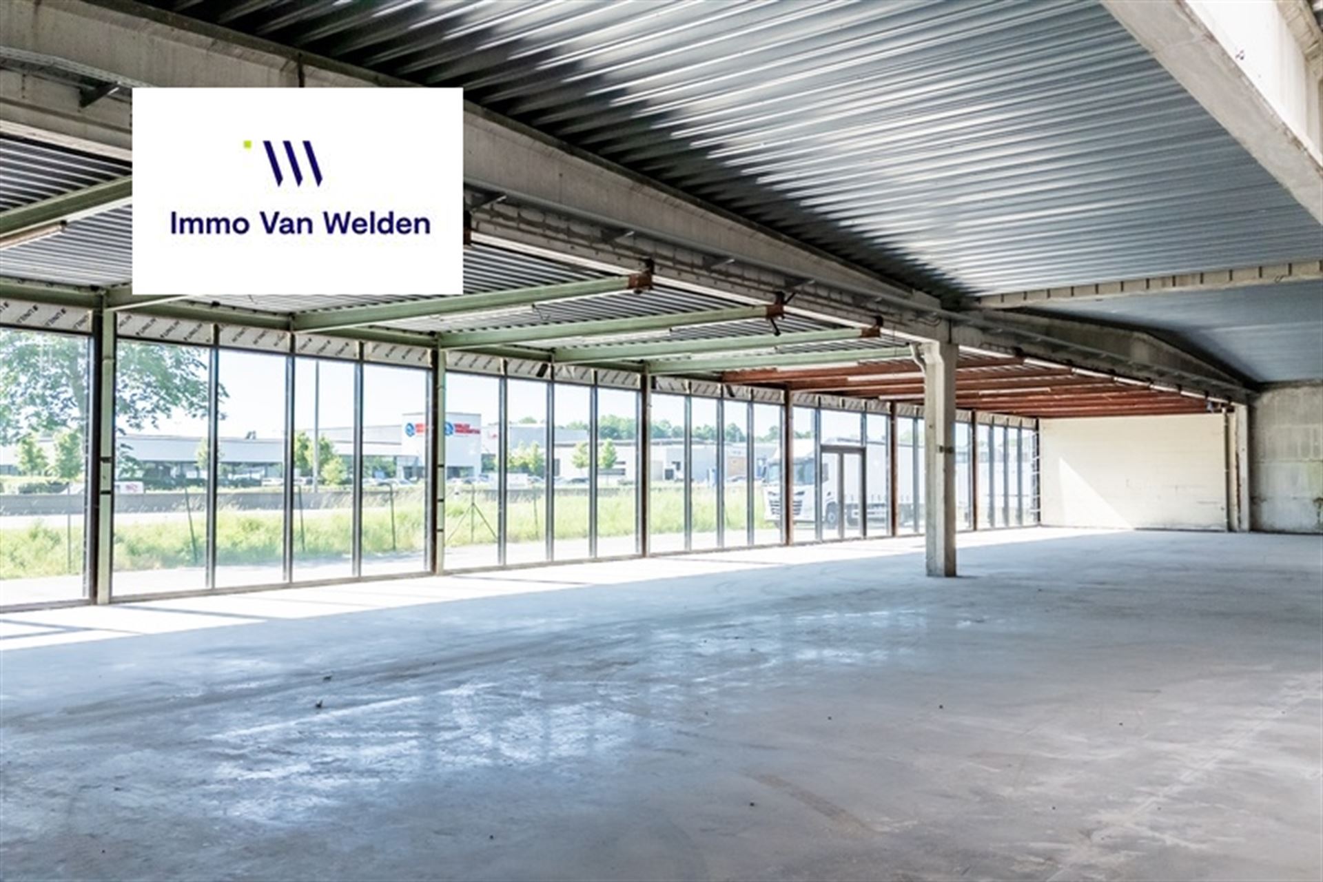 SHOWROOM / BEDRIJFSRUIMTE OP TOPLIGGING LANGS DE N60 - foto 4