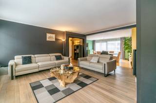 Een ruim en volledig instapklaar duplex-appartement (214m²) met zeer gunstig EPC, 5 slaapkamers, 3 badkamers en 2 terrassen en 14 zonnepanelen. Biedt zeer mooie, lichtrijke en open ruimtes en is gelegen in het Centrum van Halle.<br /><br />Op de tweede verdieping (met lift): inkomhal met toilet (15.12m²), ruime en lichtrijke woonkamer met knappe pellet kachel (55.73m²), vernieuwde volledig ingerichte keuken (AEG-toestellen - 15.05m² - dubbel verlek, dampkap, inductie kookplaat, vaatwasser, microgolf, koelkast en oven), bureau/slaapkamer 1 (12.05m²);<br />Op het verdieping: sierlijke nachthal, slaapkamer 2 (14.35m²) met inbouwkasten en aansluitende badkamer (8.65m² - bad, inloopdouche, dubbele wastafel en toilet), slaapkamer 3 (13.30m²) met inbouwkasten en aansluitende douchekamer (douche en wastafel), slaapkamer 4 (13.80m²) met inbouwkasten en aansluitende douchekamer (douche en wastafel), slaapkamer 5 (12.50m²), toilet en technische ruimte;<br />Verder: 2 terrassen (2.84 - 6.70m²), zolder, kelder, mogelijkheid tot aankoop gesloten garagebox.<br />Buitenschrijnwerk PVC dubbel en driedubbel geluidswerend glas (2025) met rolluiken en screens - Centrale verwarming op aardgas (2024) (condenserende ketel) en airco warm + koud - EPC: A + 14 zonnepanelen (2024)<br />Nutsvoorzieningen: water, gas, elektriciteit, waterverzachter, airco, veiligheidsdeur en parlofoon/videofoon<br />Gemeenschappelijk lasten: 179€/maand - Elektrische installatie conform tot 2051! <br />Bewoonbare oppervlakte: ca. 214m² - K.I.: 1.579 EUR (NG) <br />Stedenbouwkundige inlichtingen aangevraagd.