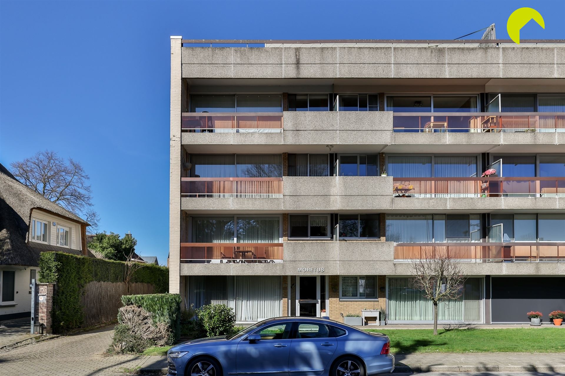 Te renoveren appartement met 2 slaapkamers en een zuidgericht terras - foto 1