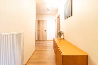 In het centrum van Edegem, vind je dit uitzonderlijk gelijkvloers appartement met een ruime tuin van bijna 100 m² en een uitstekende...