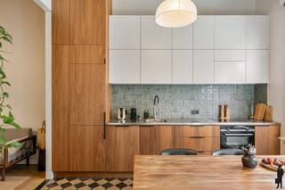 In de Anselmostraat ontdekt u een volledig gerenoveerd huis waar authenticiteit en comfort elkaar vinden. De hoge plafonds en de...