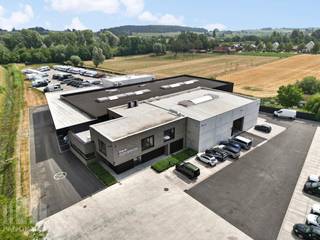 Uitstekend onderhouden bedrijfsgebouw met +/- 2.000 m² magazijnen en +/- 420 m² hoogwaardige kantoorruimte op een terrein van 14.176 m² gelegen in de Ellestraat te Zwevegem, op een vlot bereikbare locatie nabij de N8 en de Kanaalweg (N391), met een snelle verbinding naar de E17 en de E403. <br /><br />De site omvat een magazijn van +/- 1.308 m² met een vrije hoogte van 4,30 m tot 5,40 m onder nok, mezzanines en een overdekte luifel van +/- 334 m². Daarnaast is er een recent opgetrokken betonnen magazijn van +/- 700 m² met een vrije hoogte van 6 m tot 6,60 m onder nok, eveneens voorzien van mezzanines en technische ruimtes.<br /><br />De representatieve kantoorruimte van 414 m² is hoogwaardig afgewerkt (nieuwbouw van 2025) en omvat een onthaal met wachtruimte, diverse kantoren, vergaderzalen, sanitair, een keuken en een buitenterras. Daarnaast beschikt het gebouw over een afzonderlijke sociale ruimte met keuken, sanitair en douches.<br /><br />De volledig verharde site is uitgerust met camerabewaking, een alarmsysteem, terreinverlichting, een badgesysteem, publieke en privatieve laadpalen en een elektrische aansluiting van 400 kVA.<br /><br />Contacteer PANORAMA B2B voor bijkomende (technische) inlichtingen, plannen of een vrijblijvend plaatsbezoek 056 222 562.