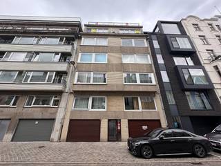  * Overdekte parkeerplaat (nr 1)  gelegen in de Frans Musinstraat, vlakbij de bibliotheek. * Afmeting: 5,11 x 2,52 * Maximale hoogte: 1,78...